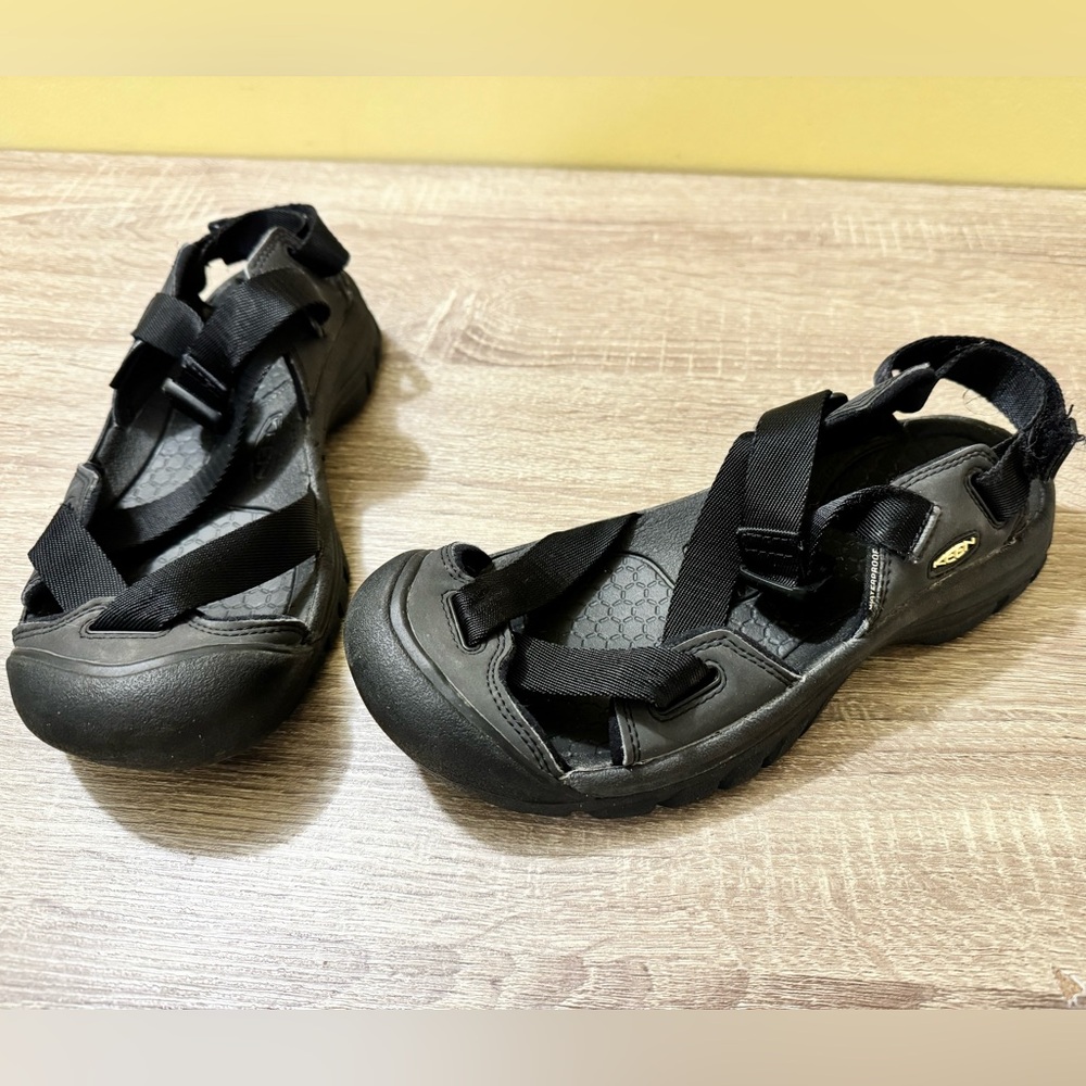 Women’s Keen sandals size 8. Used and in fair condition.